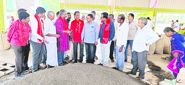 పత్తి మార్కెట్‌ అధికారులతో
మాట్లాడుతున్న కృష్ణన్‌1