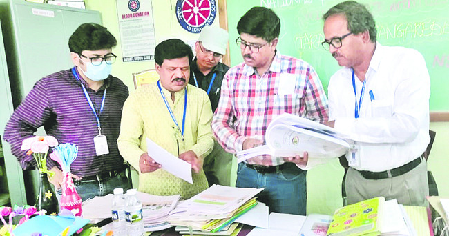 రికార్డులను పరిశీలిస్తున్న సభ్యులు2