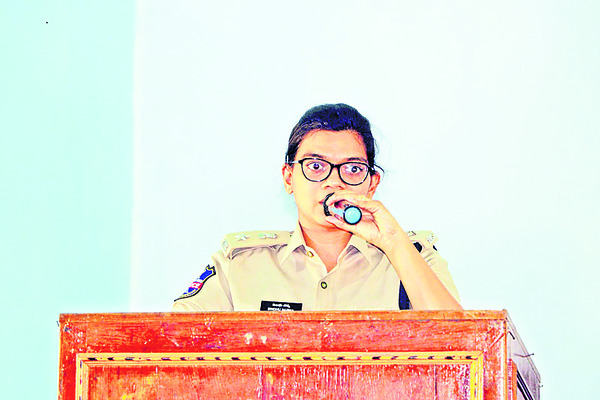 మాట్లాడుతున్న సింధుశర్మ 1