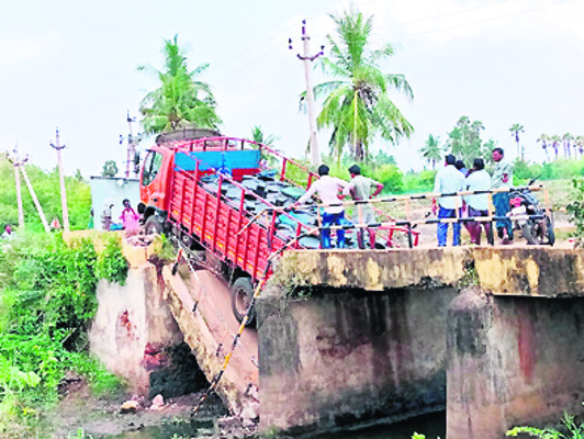 కూలిన దేవరం వంతెన, ఇరుక్కుపోయిన లారీ1