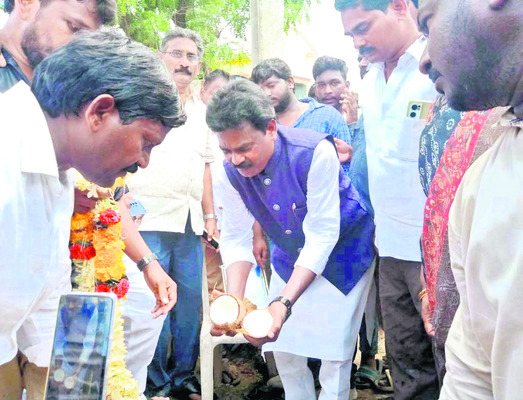 శంకుస్థాపన చేస్తున్న ఎస్సీ కమిషన్ సభ్యుడు ఆనంద్ప్రకాష్ 1