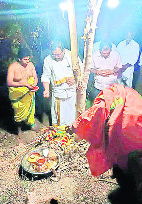 పుట్ట వద్ద ప్రత్యేక పూజలు చేస్తున్న ఆలయ కమిటీ సభ్యులు, దేవస్ధానం సిబ్బంది 1