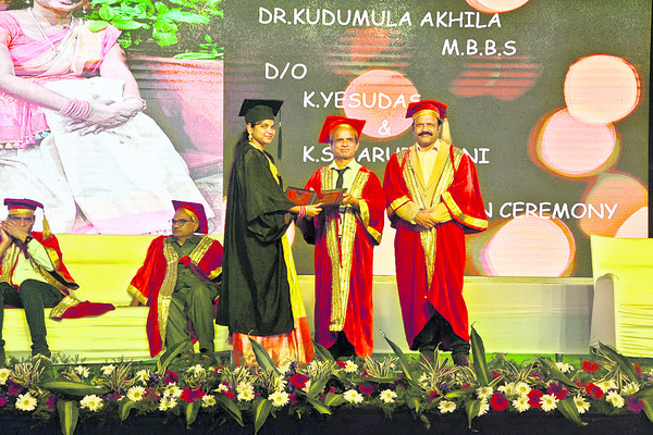కాన్వొకేషన్ అందుకుంటున్న విద్యార్థిని1