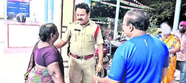 బాలాజీనగర్‌లో దోపిడీకి గురైన వృద్ధురాలి నుంచి వివరాలు సేకరిస్తున్న పోలీస్‌ (ఫైల్‌) 1