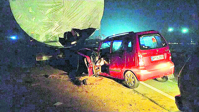 ప్రమాద స్థలిలో తుక్కుతుక్కయిన కారు 1
