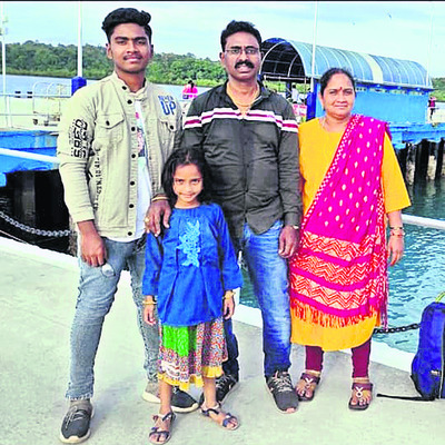 పిల్లలతో శ్రీనివాసరావు దంపతులు (ఫైల్)
2