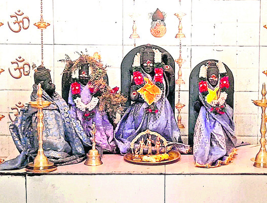 ఆలయంలో కొలువుదీరిన సీతారాములు
1