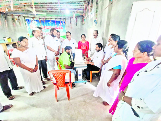 కంటి వైద్యశిబిరం పరిశీలిస్తున్న డీఎంహెచ్ఓ1