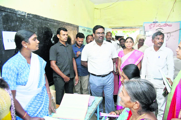 కుమ్మన్పల్లిలో కంటి వెలుగు శిబిరాన్ని
సందర్శించిన కలెక్టర్ రాజీవ్ గాంధీ హనుమంతు1