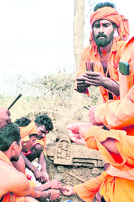 పూజలు చేస్తున్న స్వాములు
1