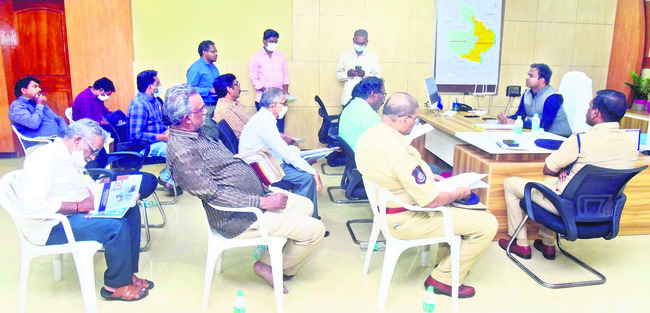 సమీక్షిస్తున్న జాయింట్ కలెక్టర్ సూర్యతేజ 1