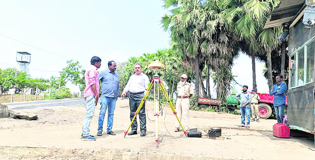 హద్దులు పరిశీలిస్తున్న ఛీఫ్‌ సెక్యూరిటీ అధికారి1