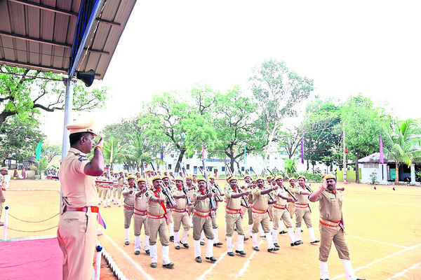 గౌరవవందనం స్వీకరిస్తున్న
కమాండెంట్ మహేష్కుమార్ 1