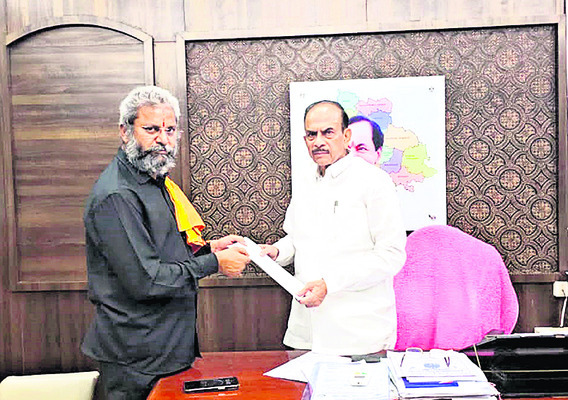 హోంమంత్రికి వినతిపత్రం ఇస్తున్న చందర్1