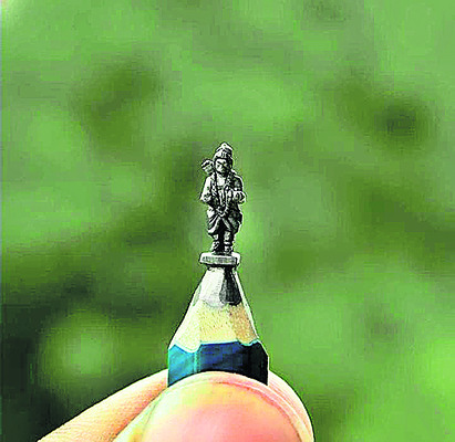 పెన్సిల్ ముల్లుపై ఆంజనేయ విగ్రహం 1