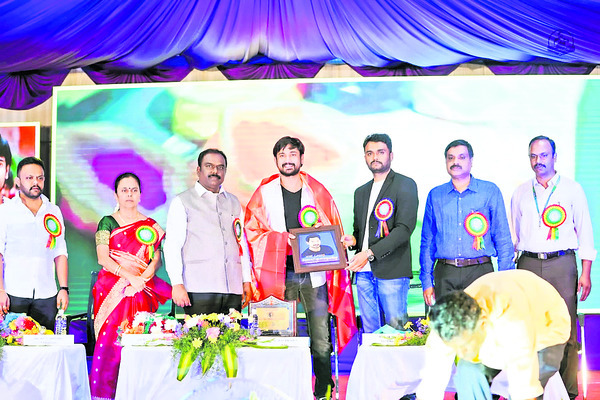 సినీనటుడు రాజ్ తరుణ్ను సత్కరిస్తున్న కళాశాల యాజమాన్యం 2