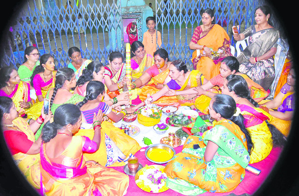 జిల్లాకేంద్రంలోని బ్రహ్మపురి రాంమందిర్లో
తలంబ్రాలు కలుపుతున్న భక్తులు1