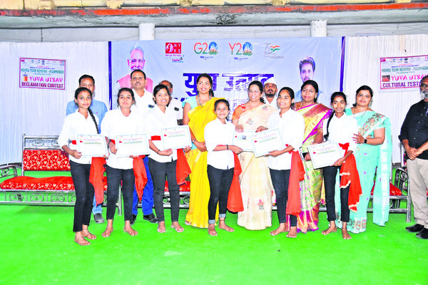 ప్రశంసాపత్రాలు అందజేస్తున్న జిల్లా జడ్జి  1