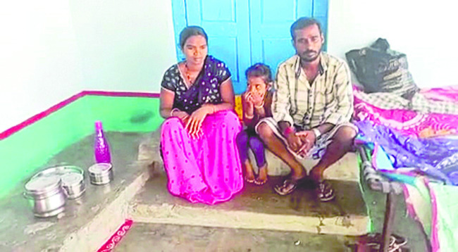ఆరుబయట మొగులయ్య కుటుంబం1