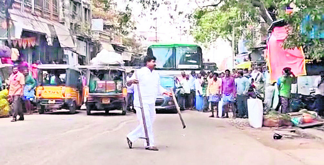పత్తికొండ ప్రధానరోడ్డులో ఇనుప రాడ్డుతో
వీరంగం సృష్టిస్తున్న సైకో 3