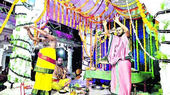 చేబ్రోలులో అర్ధరాత్రి రాముల వారి కల్యాణం నిర్వహిస్తున్న అర్చకులు (ఫైల్) 3