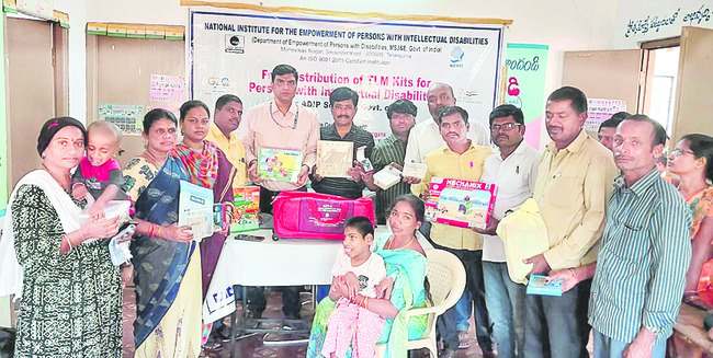 కిట్లు పంపిణీ చేస్తున్న డీఈఓ శ్రీనివాస్రెడ్డి1