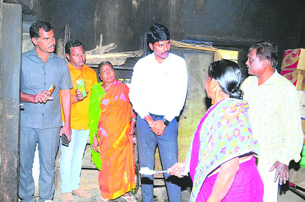 ప్రాథమిక పాఠశాలలో మధ్యాహ్న భోజనాన్ని పరిశీలిస్తున్న కలెక్టర్ 1