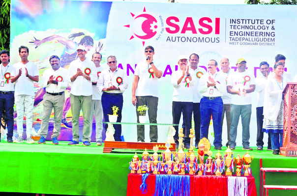 మాట్లాడుతున్న వైస్చైర్మన్ మేకా నరేంద్రకృష్ణ 1