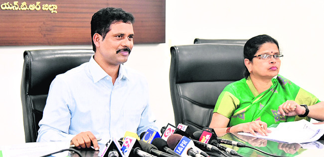 మాట్లాడుతున్న కలెక్టర్ ఢిల్లీరావు, పక్కన డీఈఓ సీవీ రేణుక 1