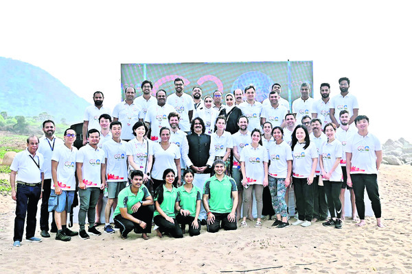 యోగ, మెడిటేషన్ సెషన్ అనంతరం ఫొటో దిగిన 14 దేశాల ప్రతినిధులు1
