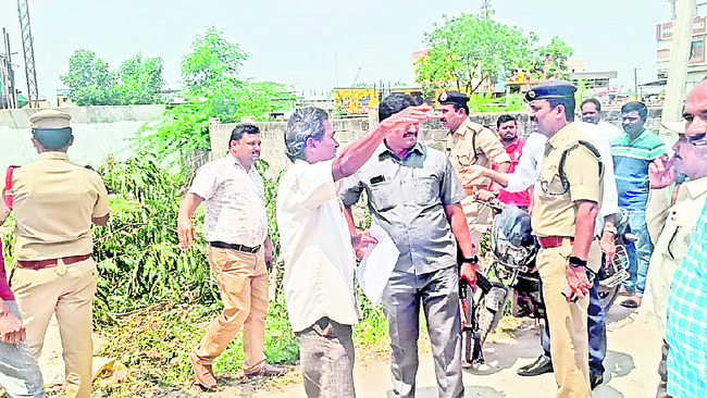 ఏనుమాముల 14వ డివిజన్లో ఆక్రమణలను పరిశీలిస్తున్న టాస్క్ఫోర్స్ అధికారులు1