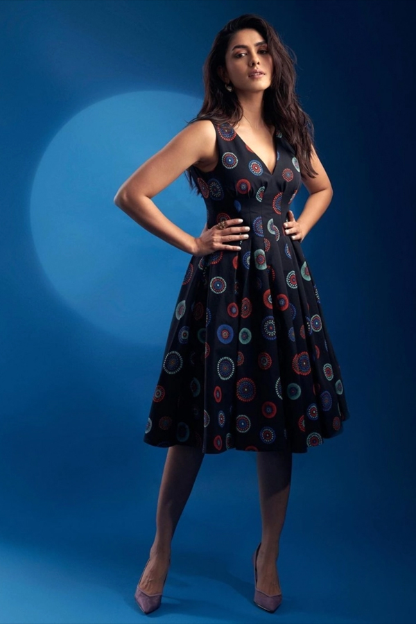 Actress Mrunal Thakur Latest Beautiful Photos - Sakshi12