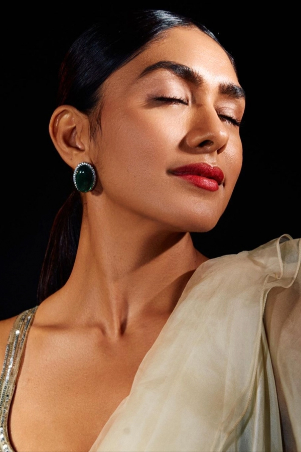 Actress Mrunal Thakur Latest Beautiful Photos - Sakshi14