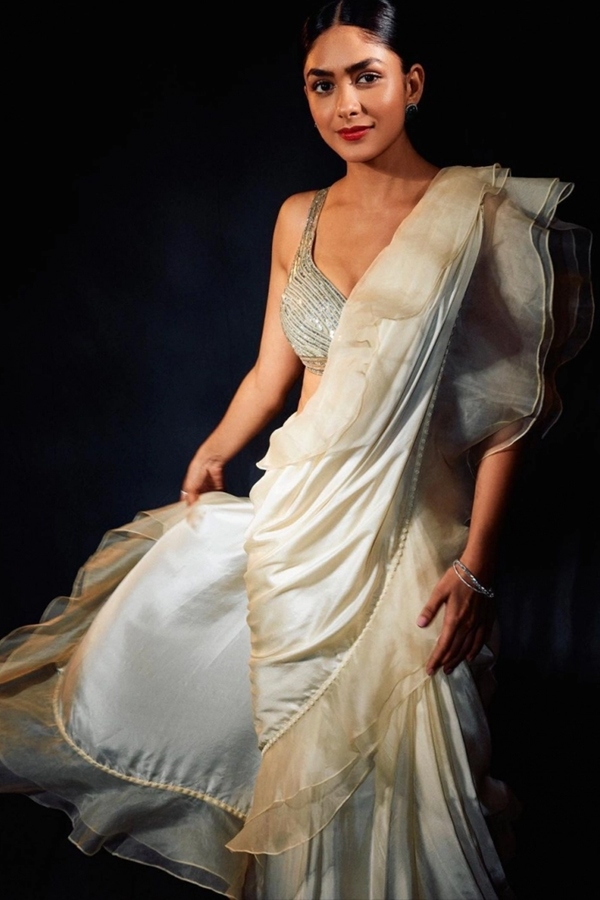 Actress Mrunal Thakur Latest Beautiful Photos - Sakshi16