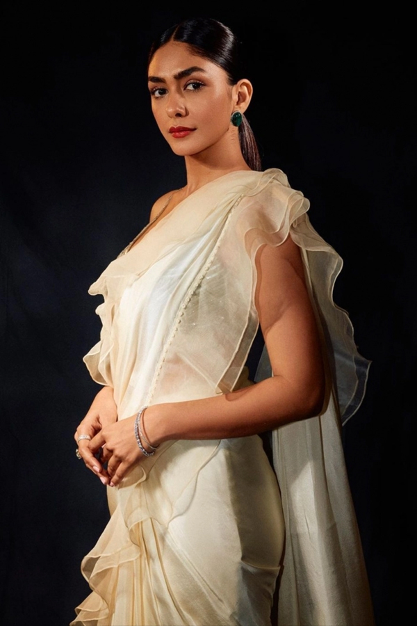 Actress Mrunal Thakur Latest Beautiful Photos - Sakshi17