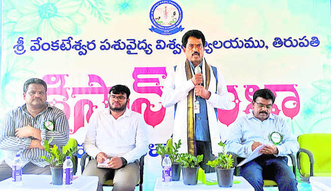 రైతు అవగాహన సదస్సులో మాట్లాడుతున్న తిరుపతిపశువైద్య కళాశాల విభాగాధిపతి
వెంకటనాయుడు 1