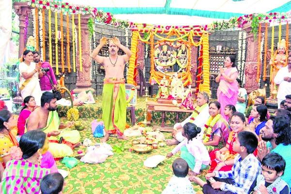 అనకాపల్లి పెరుగుబజారు రామాలయంలో సీతమ్మ మంగళసూత్రాలను భక్తులకు చూపిస్తున్న అర్చకుడు 1