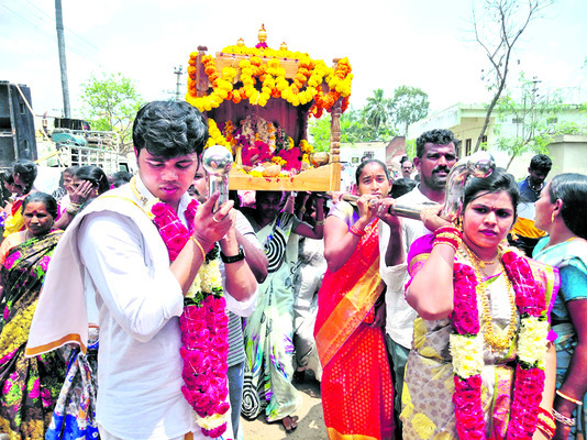 కశింకోటలో సీతారాముల ఉత్సవ విగ్రహాలను పల్లకిలో ఊరేగిస్తున్న భక్తులు 3