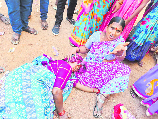 టెంటు కూలడంతో సొమ్మసిల్లి పడిపోయిన మహిళ 1