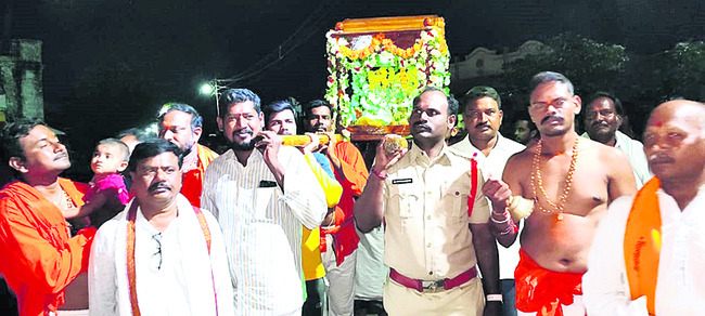 దండేపల్లి: ఉత్సవ విగ్రహాలను ఊరేగిస్తూ..2