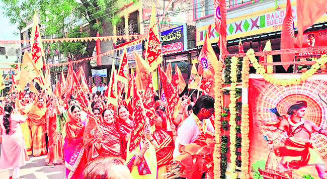 శోభాయాత్రలో పాల్గొన్న మహిళలు1