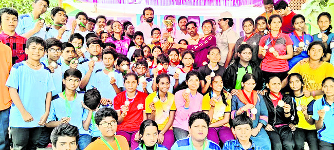 ట్రోఫీ, మెడల్స్ అందుకున్న క్రీడాకారులు 1