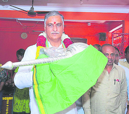గణేష్నగర్ ప్రసన్నాంజనేయస్వామికి వెండిగదను అందిస్తున్న మంత్రి హరీశ్రావు2