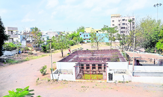 వరంగల్ కొత్తవాడలో ఆక్రమణకు గురవుతున్న శ్రీవేణుగోపాల స్వామి ఆలయ స్థలం 1