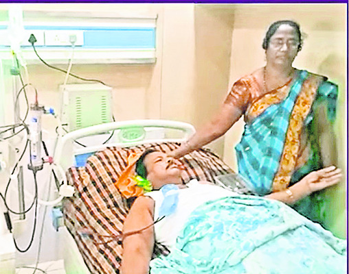 ఆస్పత్రిలో డయాలసిస్ బెడ్ వద్ద మొగిలయ్య 1