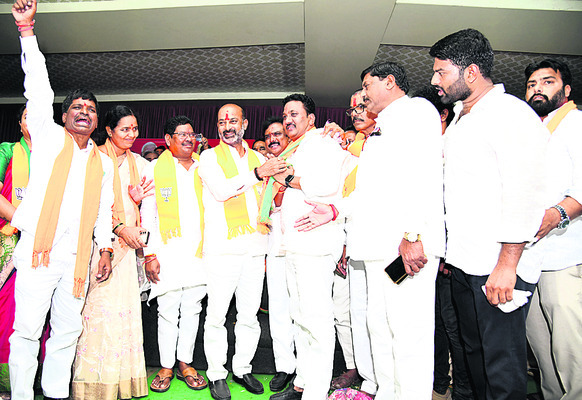 బీఆర్ఎస్ కౌన్సిలర్ రఘుపతిని పార్టీలోకి
ఆహ్వానిస్తున్న బండి సంజయ్
1