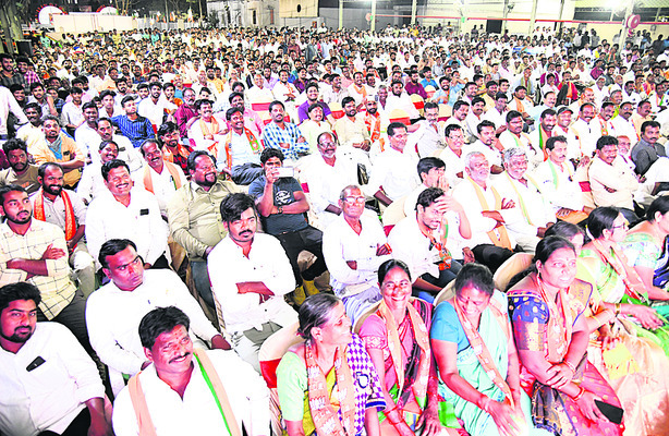 సభకు తరలివచ్చిన పార్టీ నాయకులు, కార్యకర్తలు
2