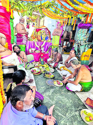 సదస్యం నిర్వహిస్తున్న వేద పండితులు 1