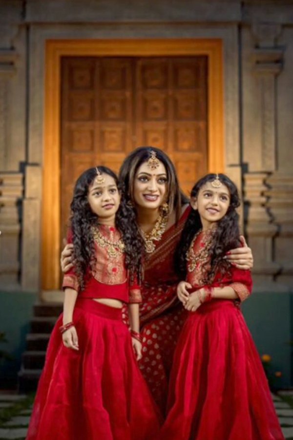Anchor Udaya Bhanu Family Children Photos - Sakshi2