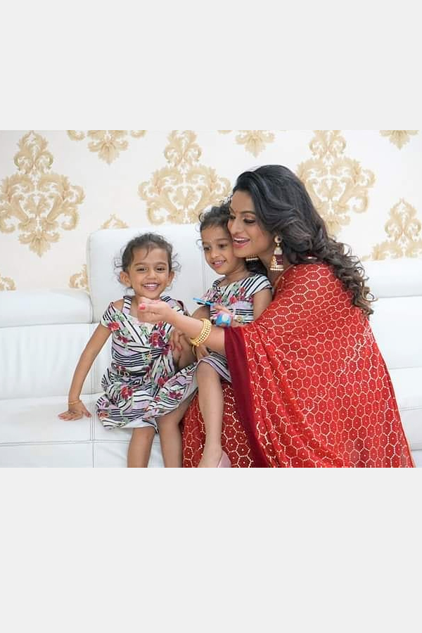 Anchor Udaya Bhanu Family Children Photos - Sakshi14